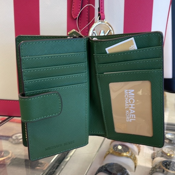 MICHAEL KORS
Medium Jet Set Travel Crossgrain Leather Bifold Zip Wallet
NWT - Picture 6 of 16